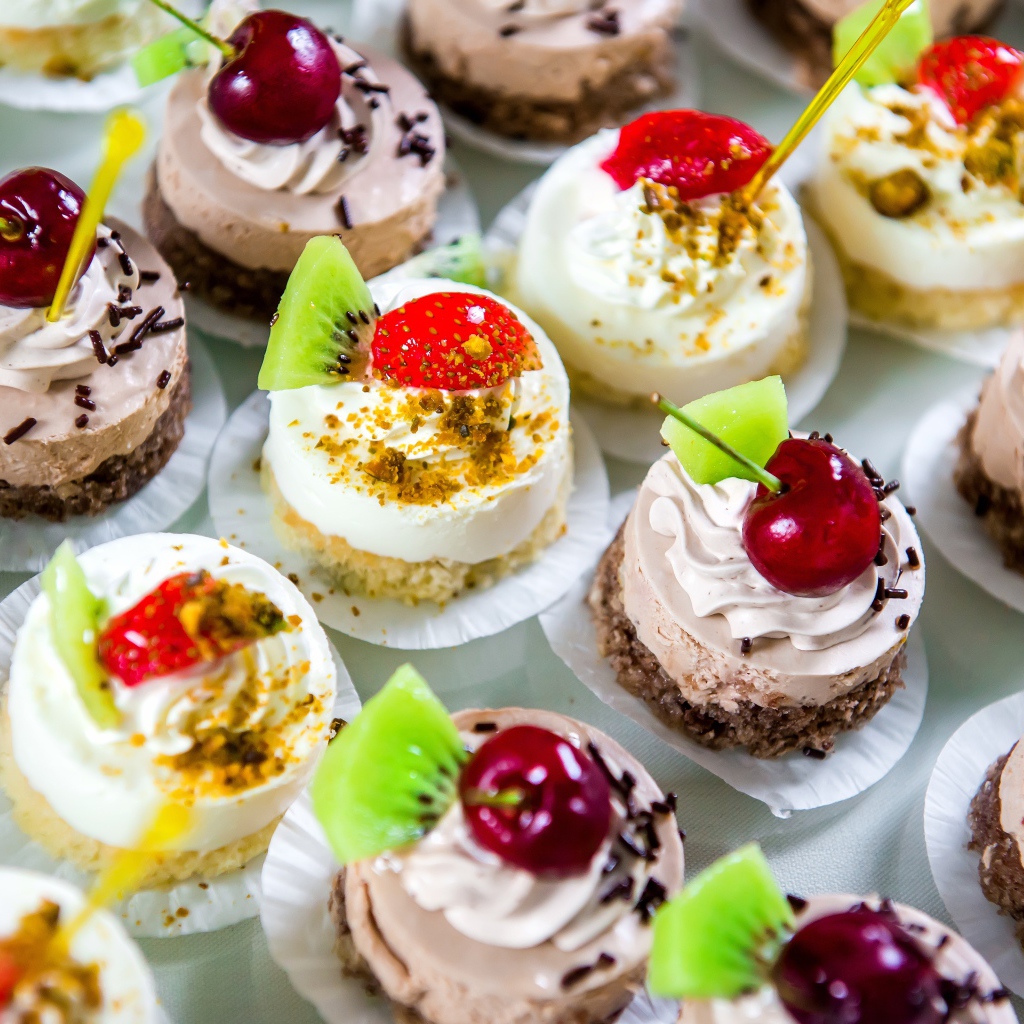 Вкусные сладкие пирожные с ягодами на десерт