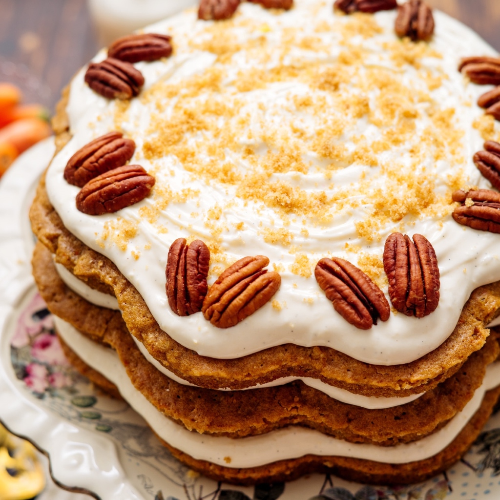 Праздничный торт со сливочным кремом и орехами 