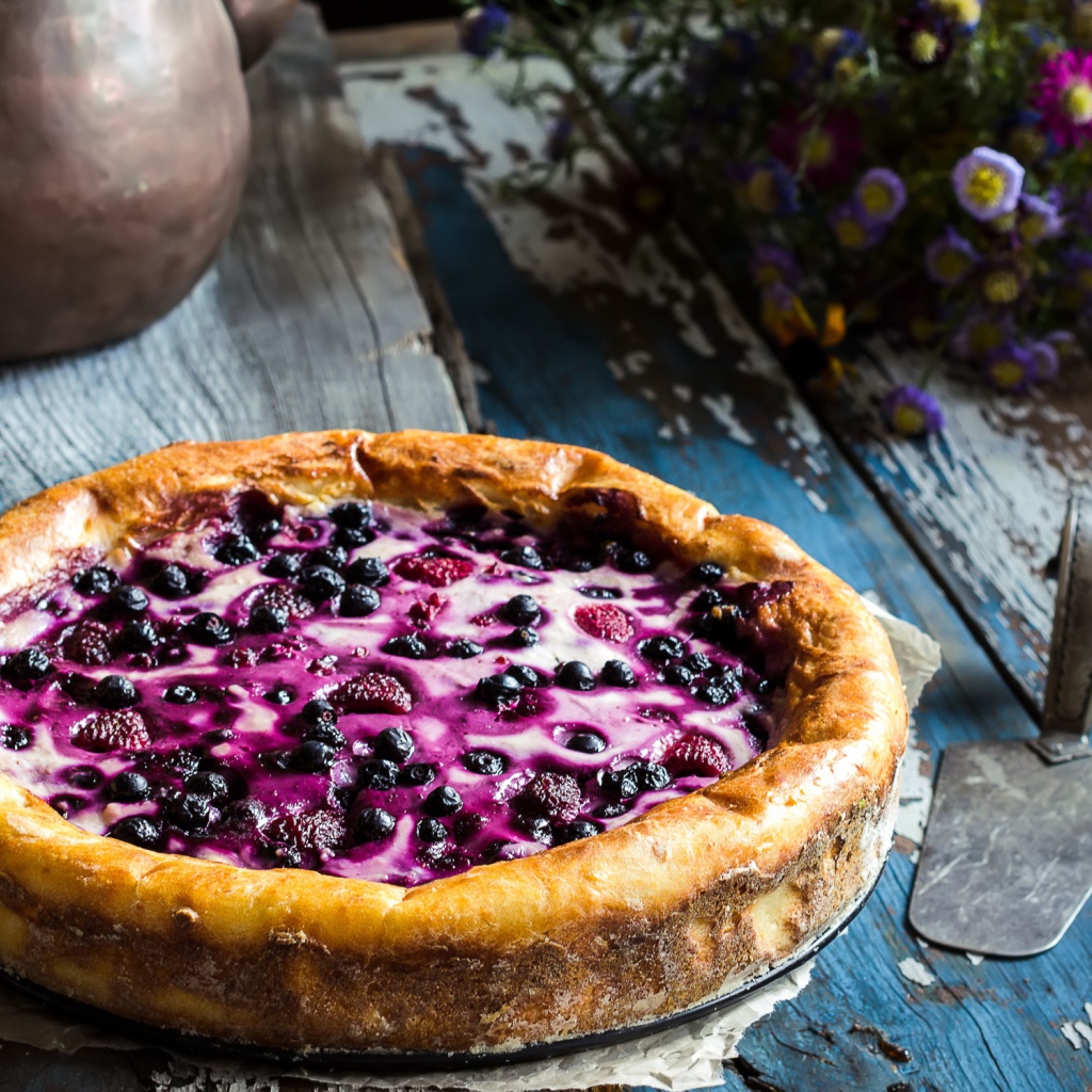 Свежий аппетитный пирог с ягодами черники