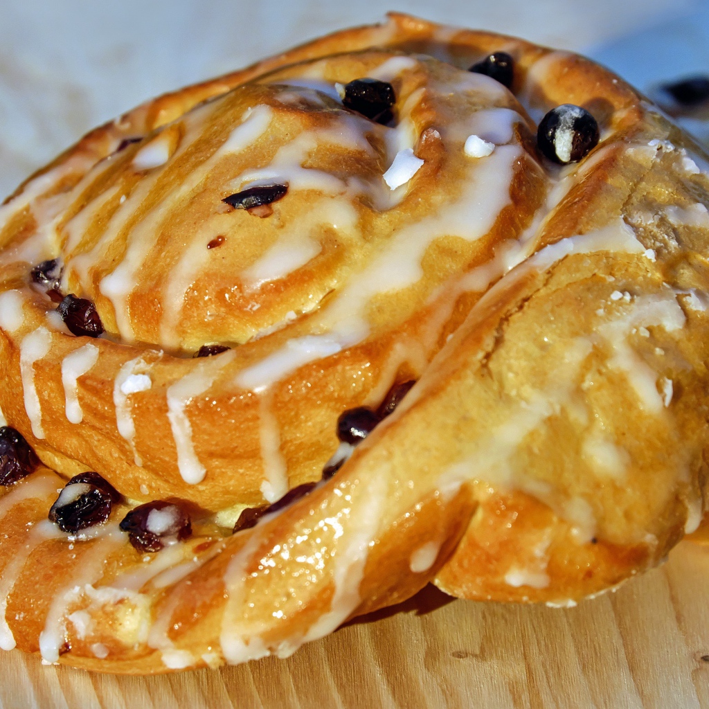 Свежая булочка с изюмом в сахарной глазури