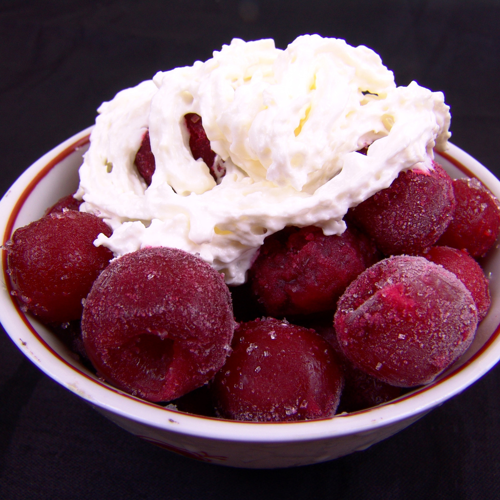 Замороженные черешни к тарелке со сливками