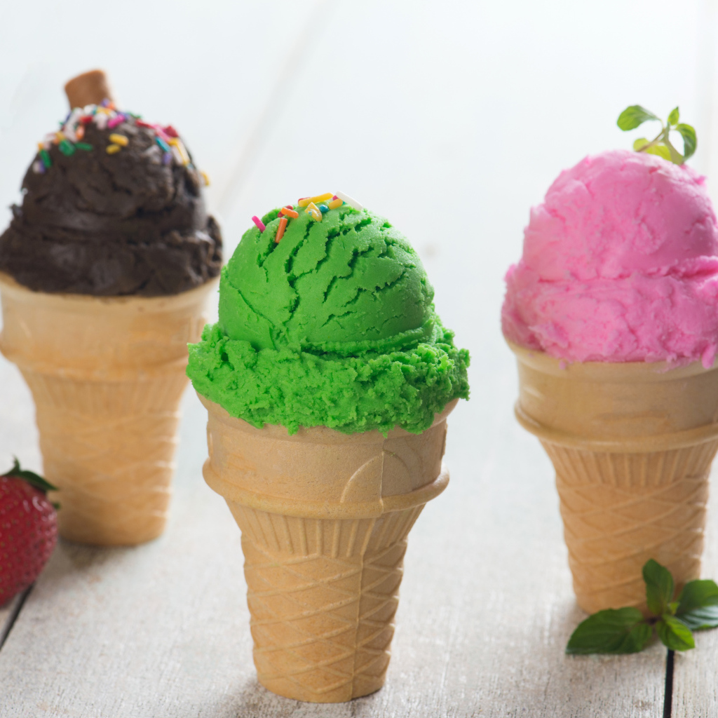 Фруктовое и шоколадное мороженое в вафельных стаканчиках