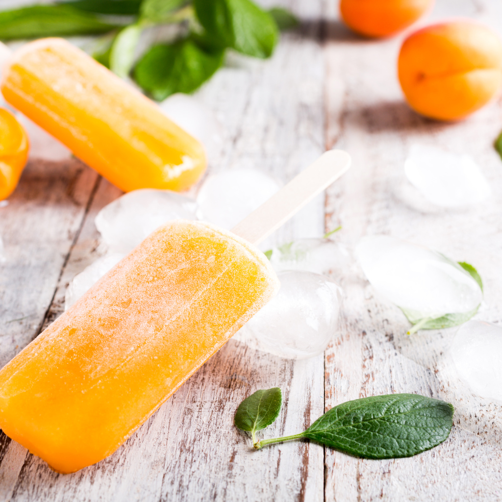 Фруктовое абрикосовое мороженое на палочке со льдом