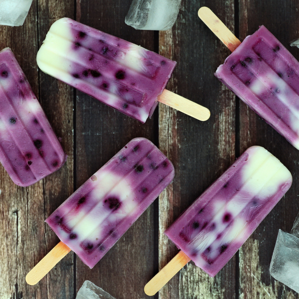 Фруктовое черничное мороженое на палочке с кусочками льда