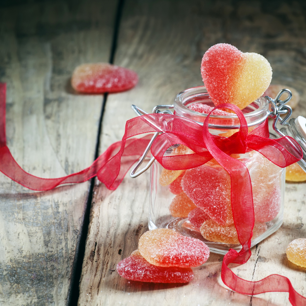 Мармеладные конфеты в форме сердца в стеклянной банке
