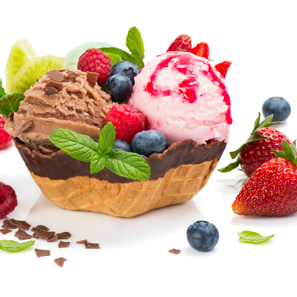 Шарики фруктового мороженого с вафельной корзинке со свежими ягодами