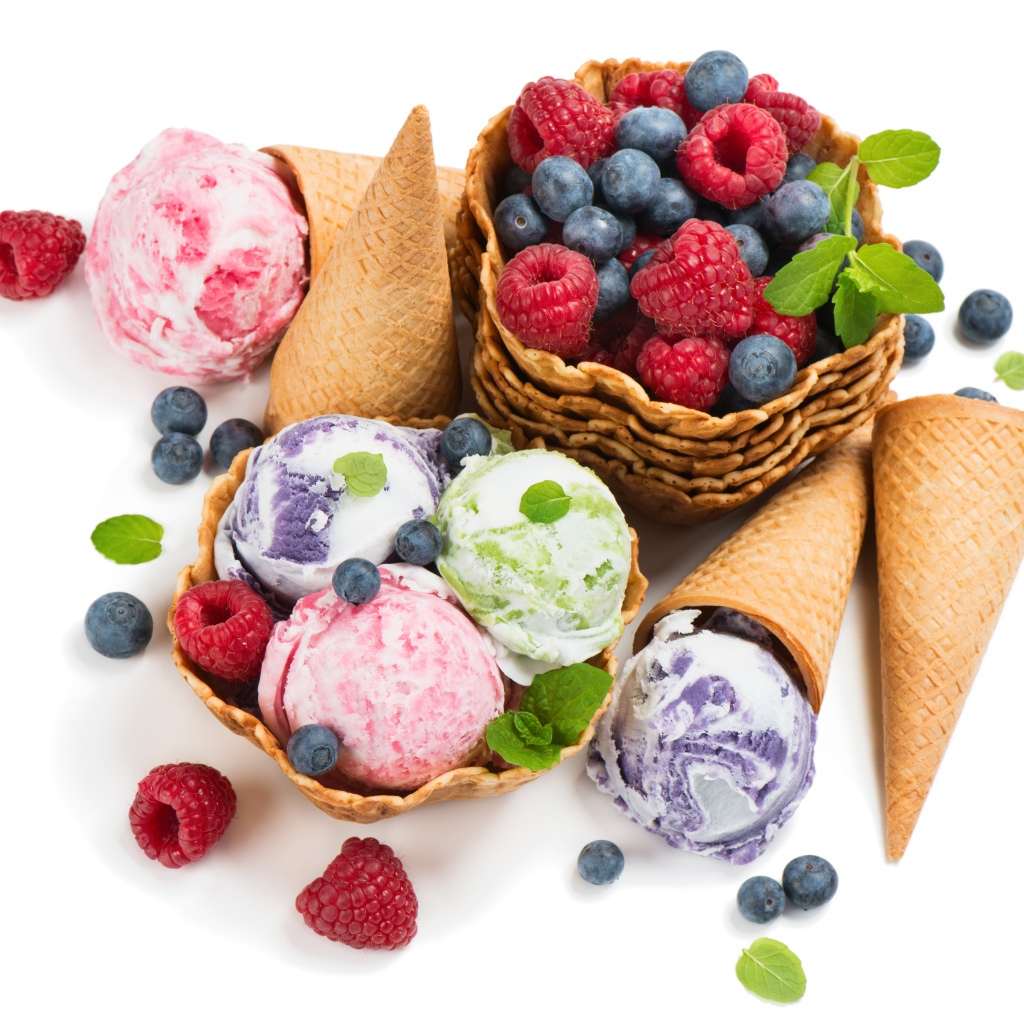 Шарики фруктового мороженого с ягодами и вафельными рожками