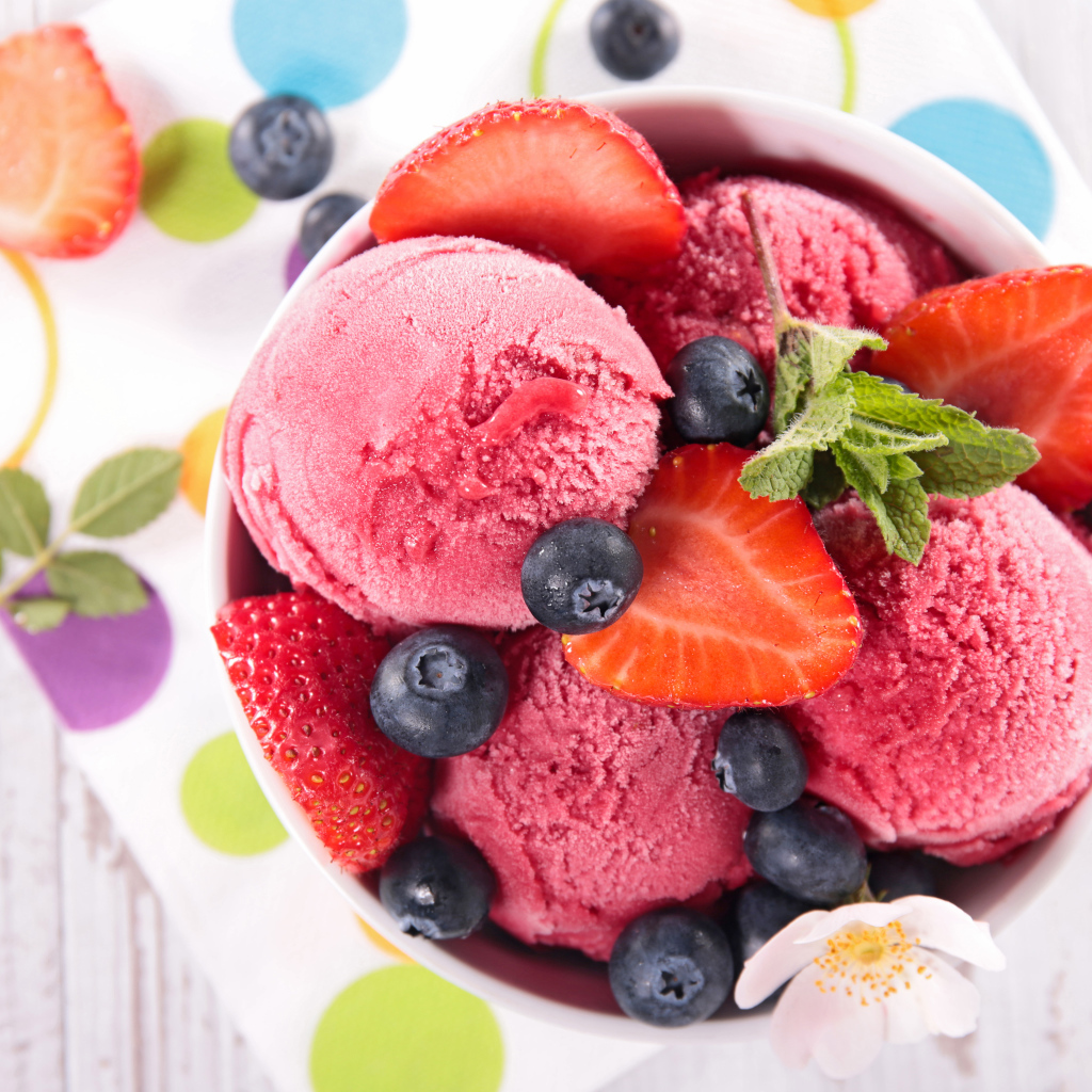 Шарики фруктового мороженого со свежей клубникой и черникой
