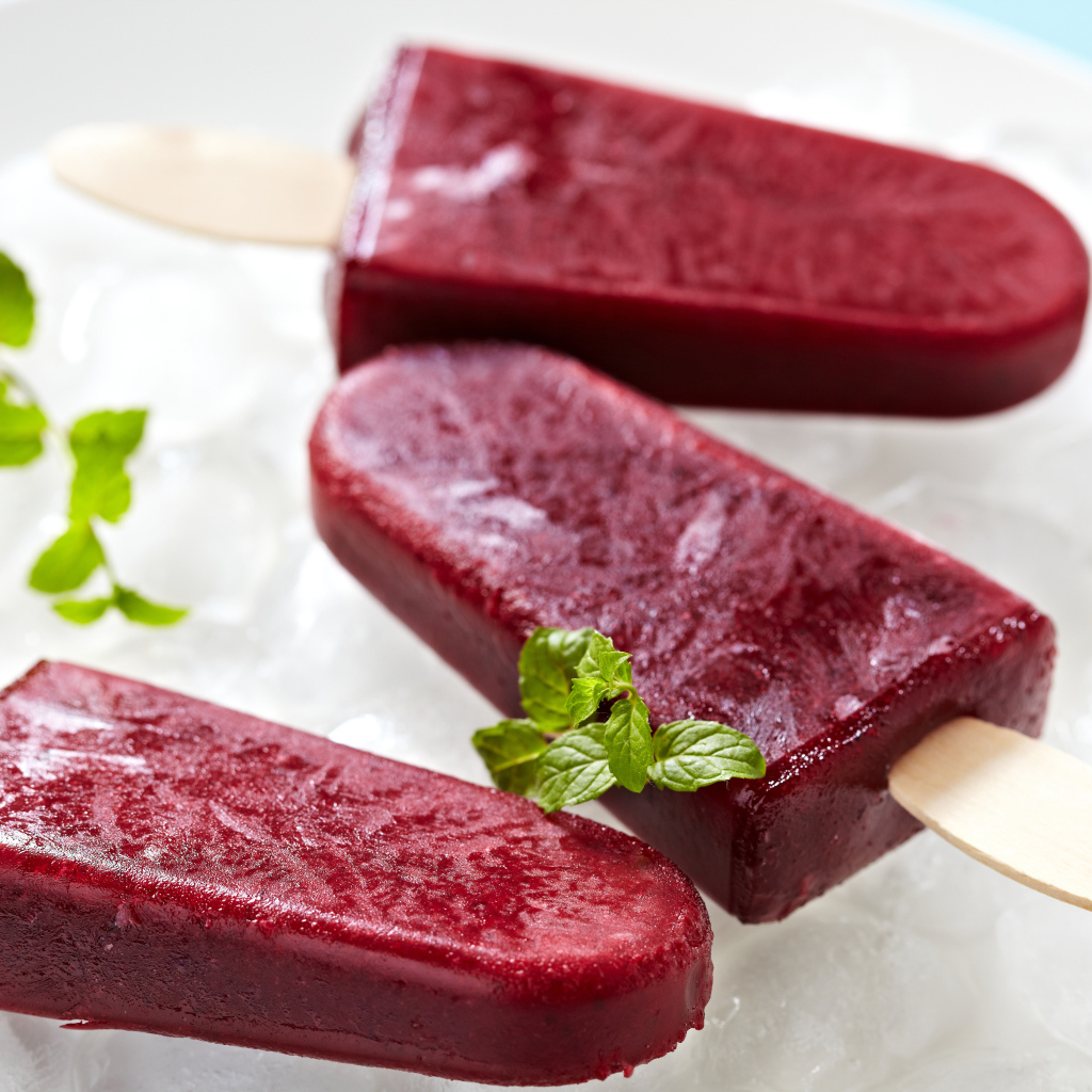 Фруктовое мороженое на палочке со свежей мятой