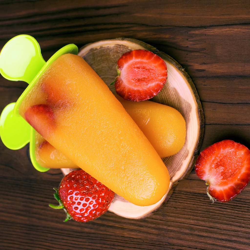 Фруктовое мороженое на палочке с клубникой