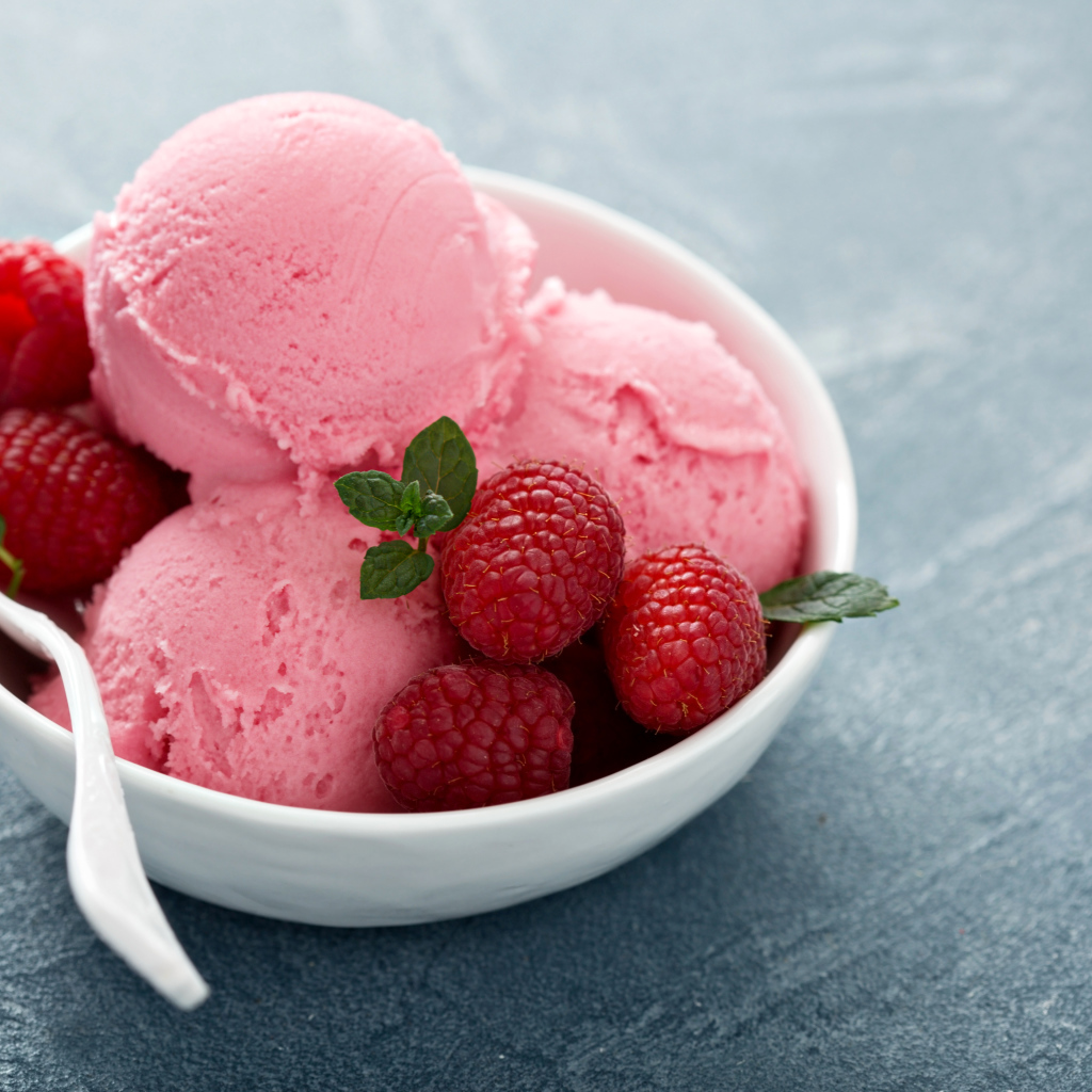 Фруктовое розовое мороженое с малиной 