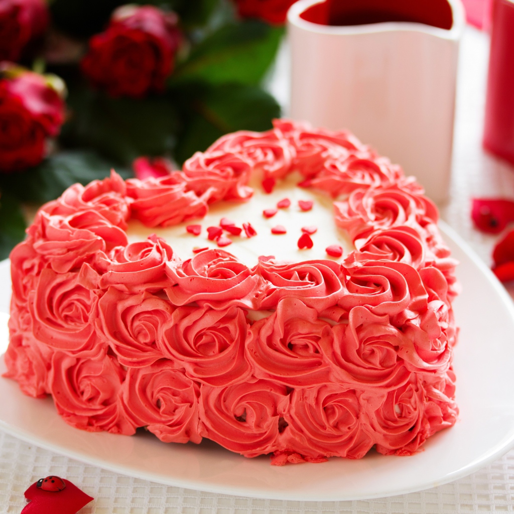 Торт сердце с кремовыми красными розами 