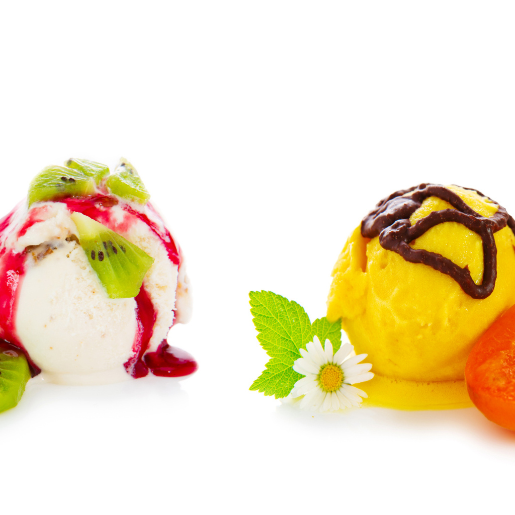 Шарики мороженого с киви и абрикосами на белом фоне