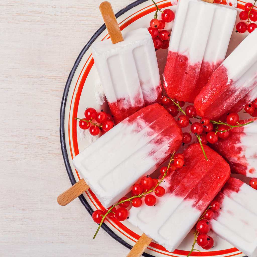 Мороженое на палочке с красной смородиной 