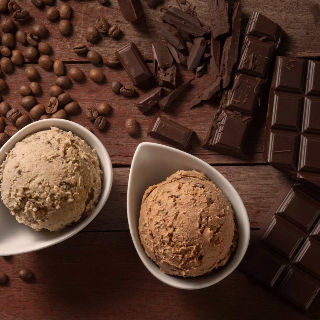 Мороженое с кофейными зернами и черным шоколадом