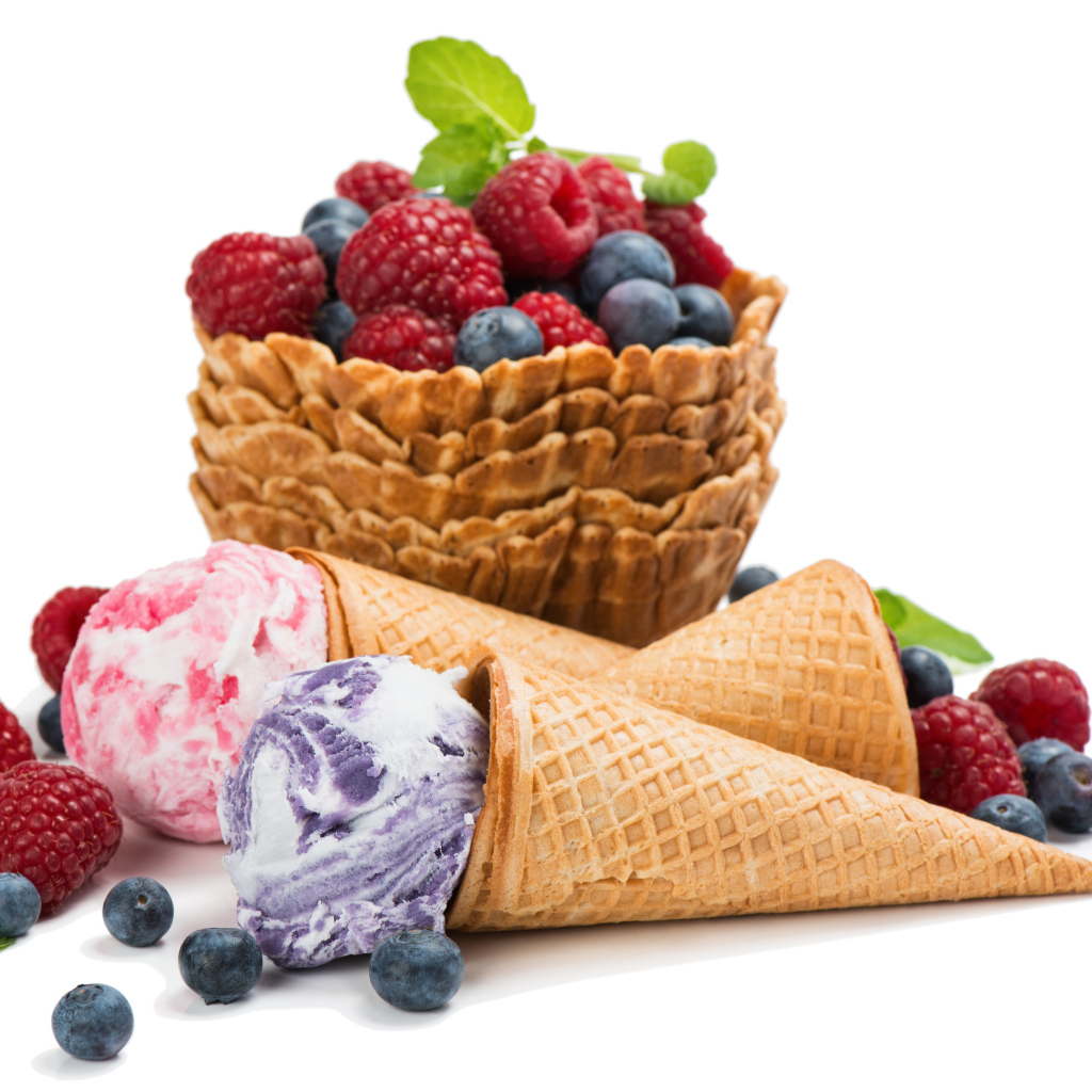 Мороженое с вафлями и свежими ягодами на белом фоне