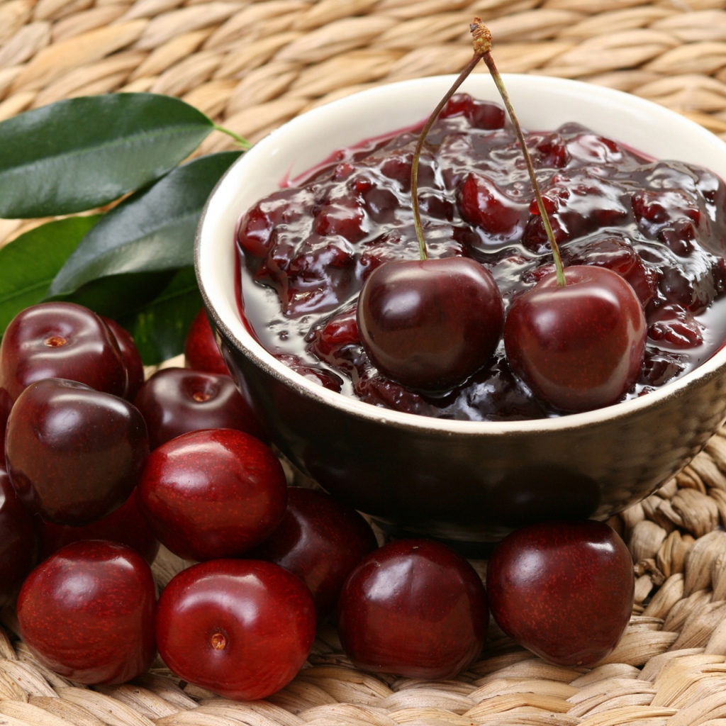 Варенье из красных черешен на столе 