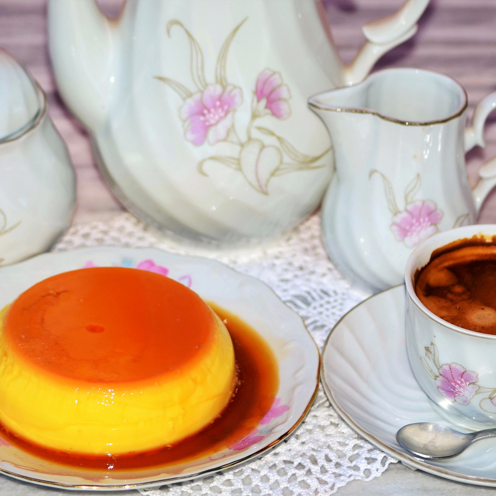 Желе на столе с кофе и сервизом на завтрак