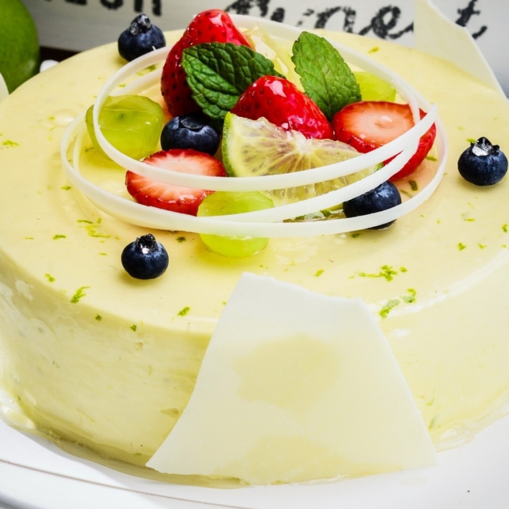 Лимонный торт со свежими фруктами 