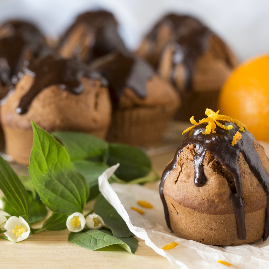 Маффины с шоколадом на столе с белыми цветами жасмина 