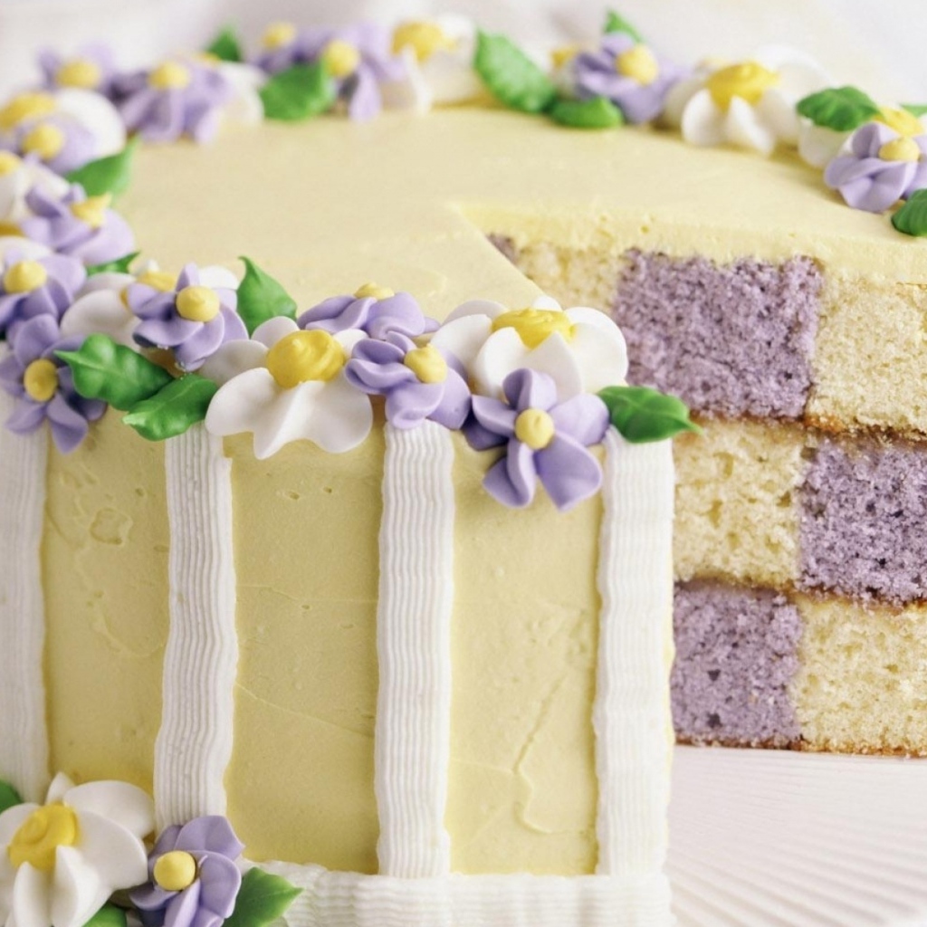 Разноцветный торт украшенный цветами из крема