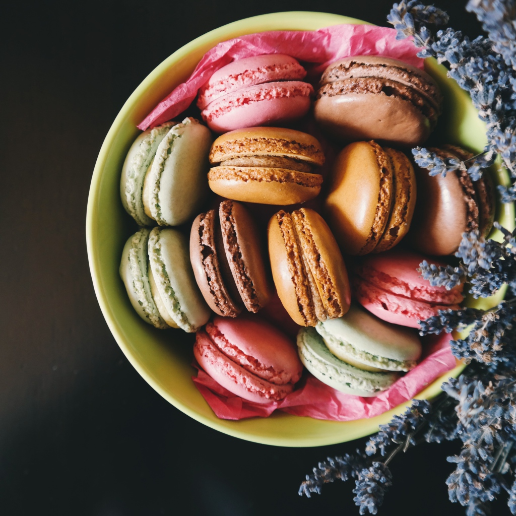 Разноцветные макаруны в тарелке 
