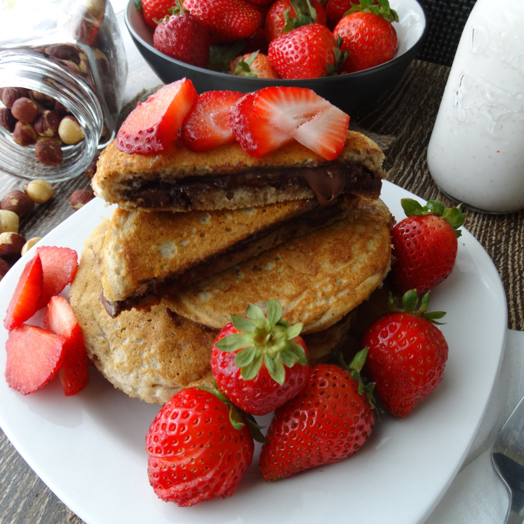Оладьи с шоколадом и свежей клубникой