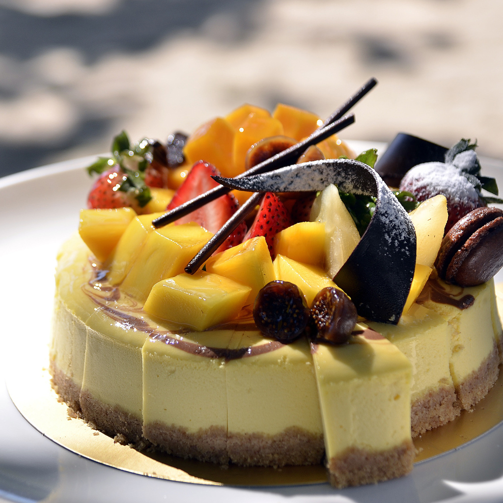 Пирог с шоколадом и фруктами 