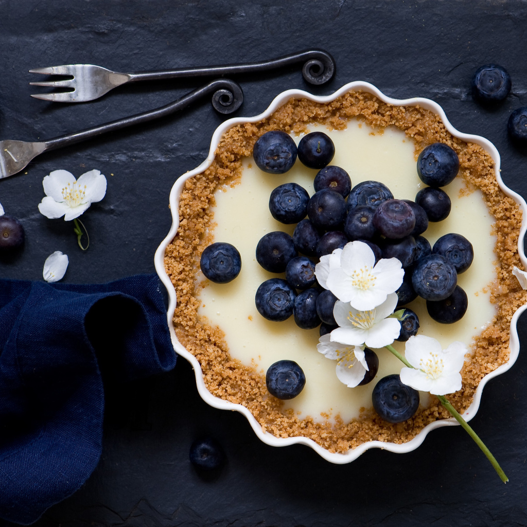 Пирог с кремом и черникой на десерт
