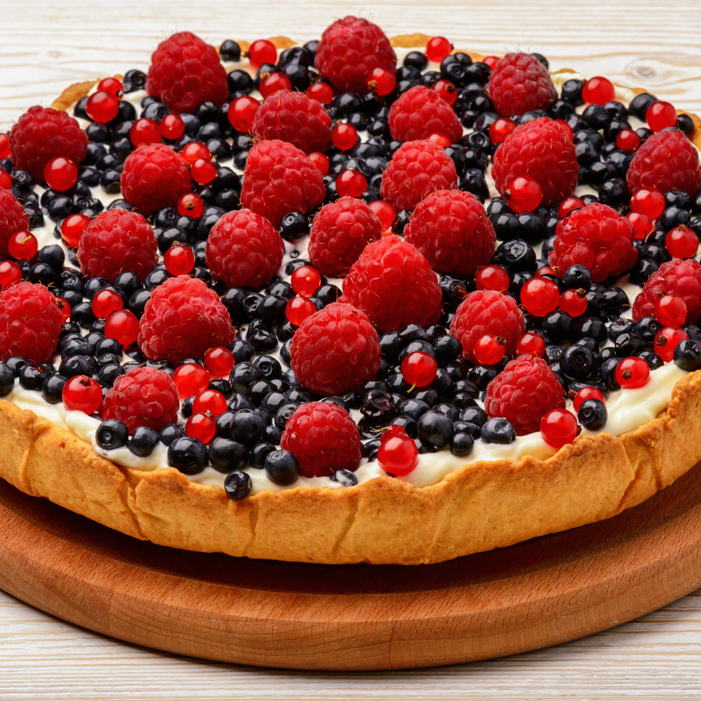 Пирог со свежей малиной  и черникой 