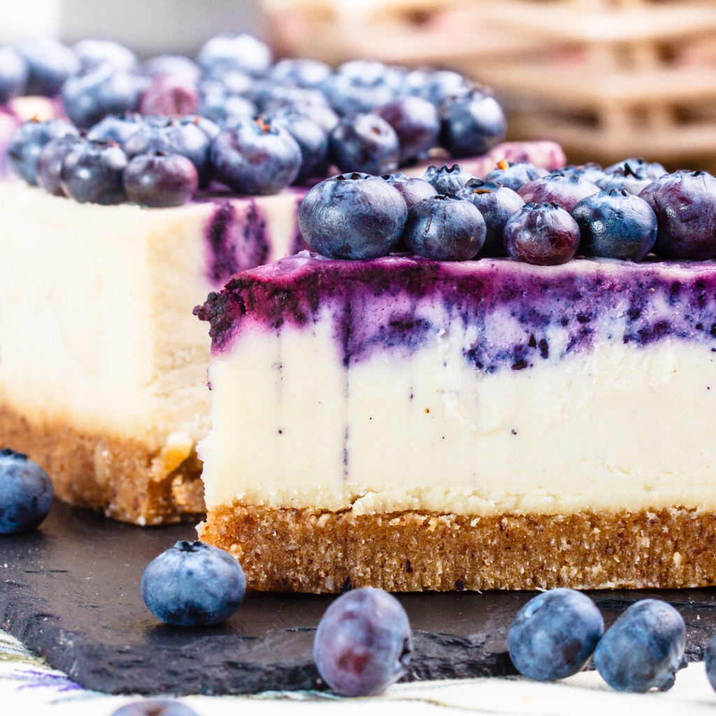 Кусочки чизкейка с ягодами вкусной черники