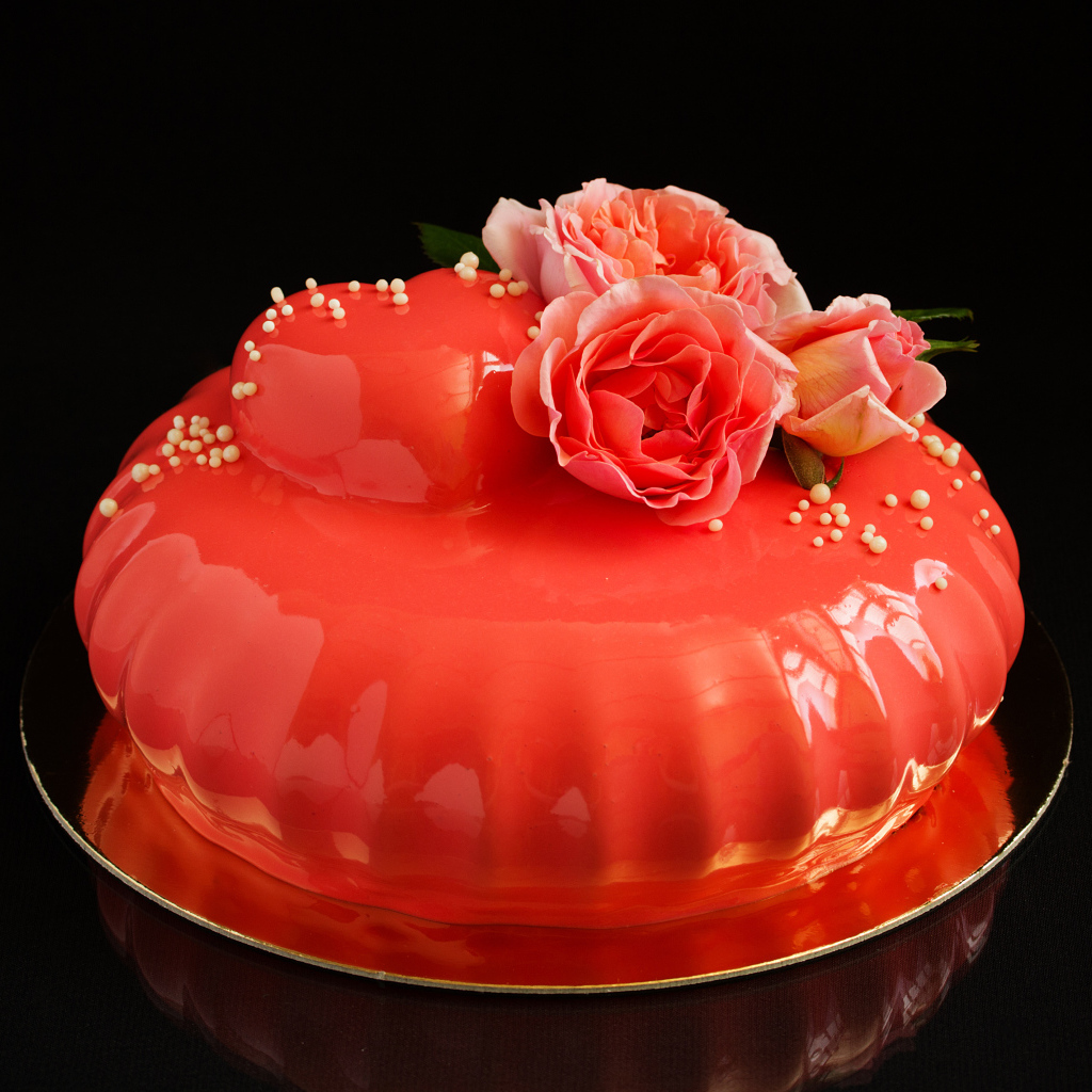 Розовый глянцевый торт с сердцем на черном фоне