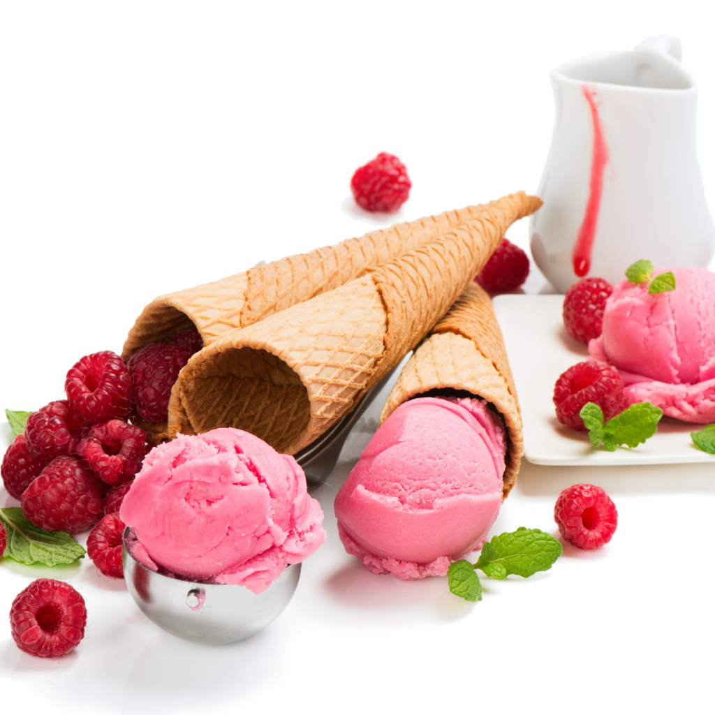 Малиновое мороженое в вафельных рожках на белом фоне