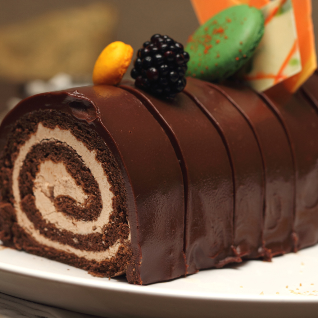 Рулет с кремом в шоколаде с ягодами 