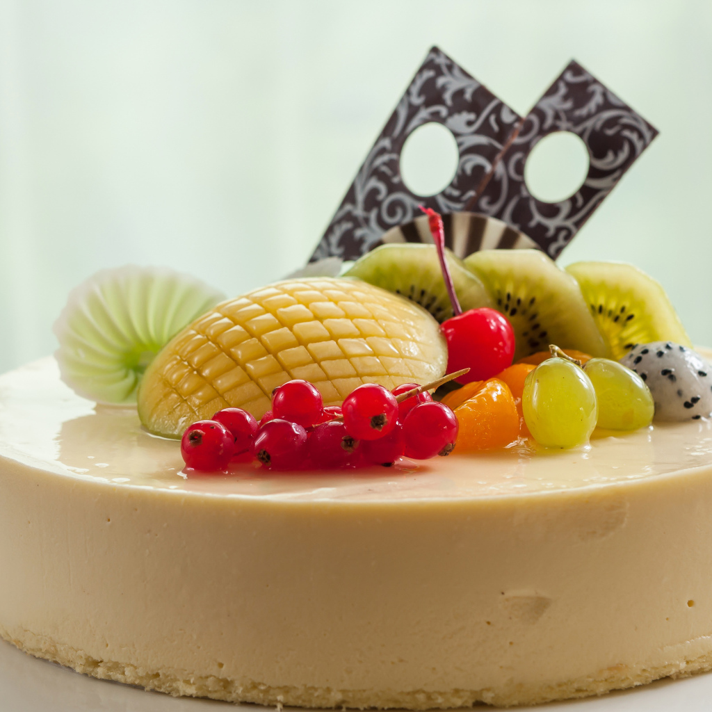 Круглый аппетитный чизкейк с ягодами  и фруктами