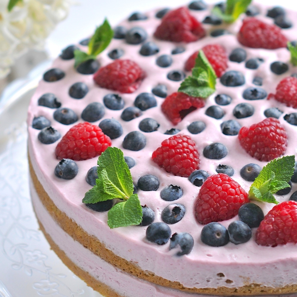 Круглый торт со свежей клубникой и черникой