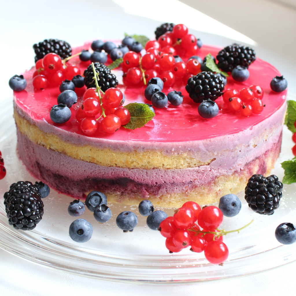 Круглый торт с суфле, ягодами черники, ежевики и красной смородины