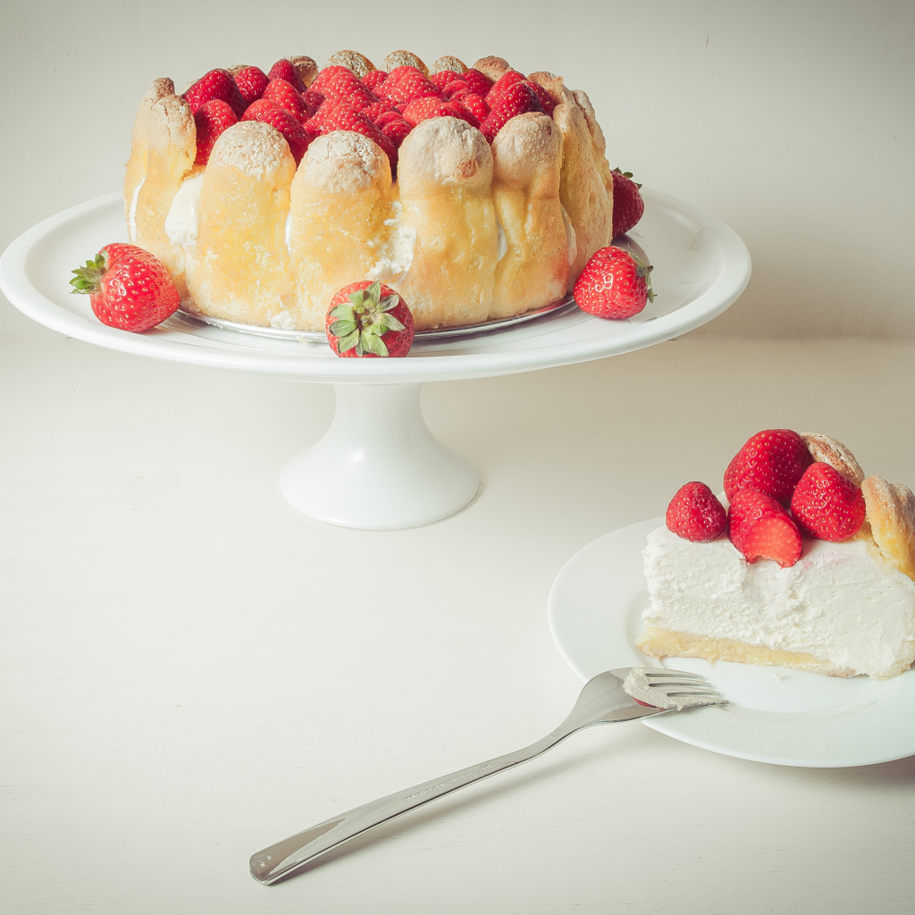 Песочный пирог с ягодами клубники и сливками