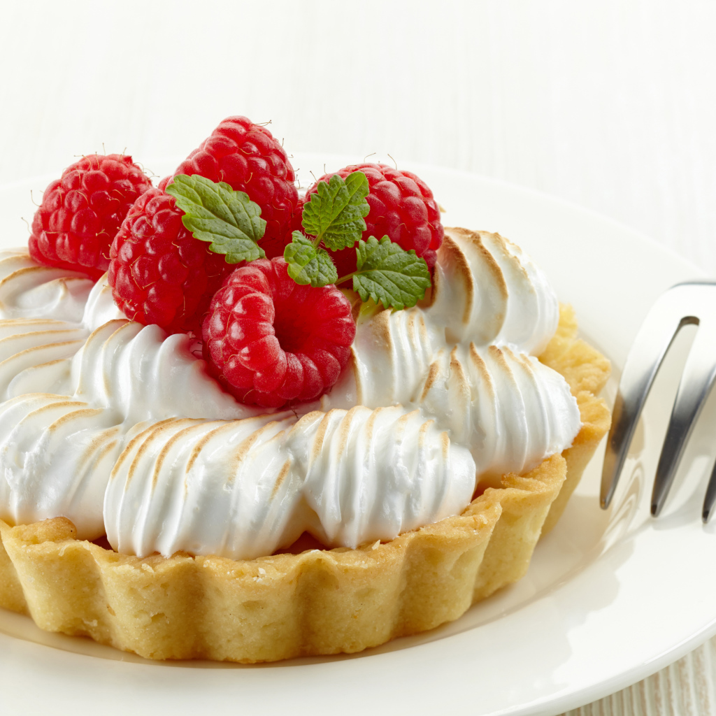 Песочное пирожное со сливками и свежей малиной