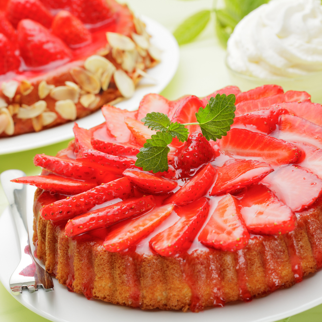 Пирог из песочного теста с ягодами клубники