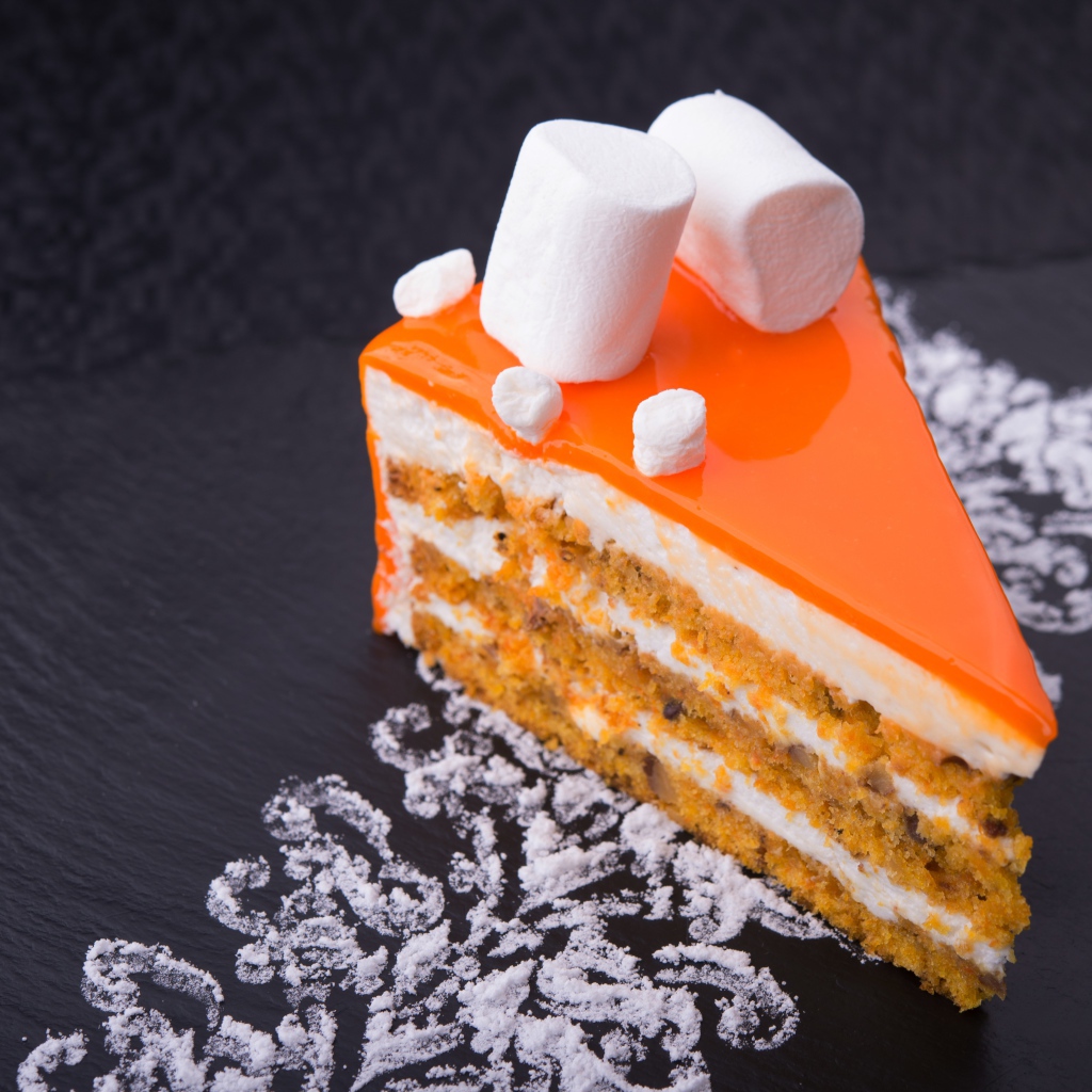 Кусочек апельсинового торта с маршмеллоу