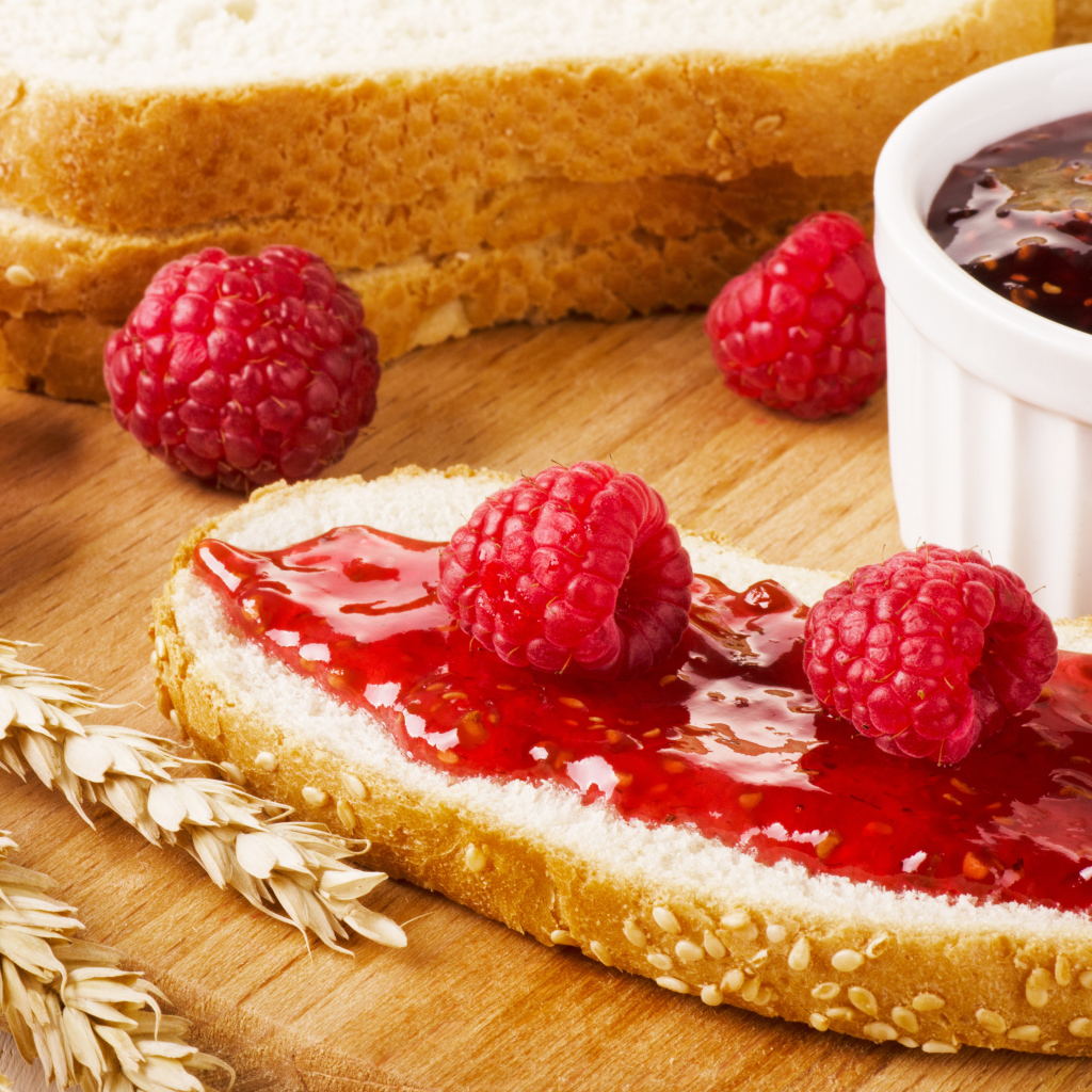 Кусочек белого хлеба с малиновым джемом 