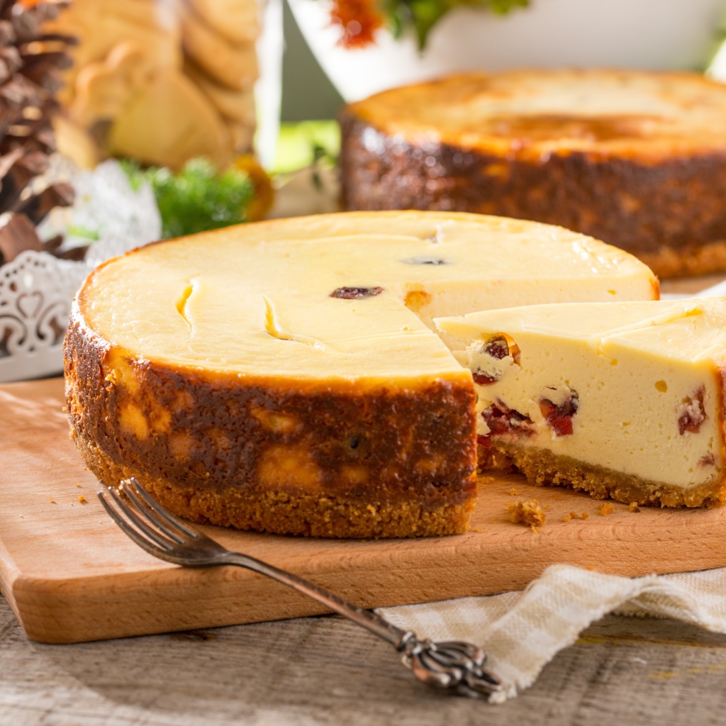 Нарезанный чизкейк на разделочной доске