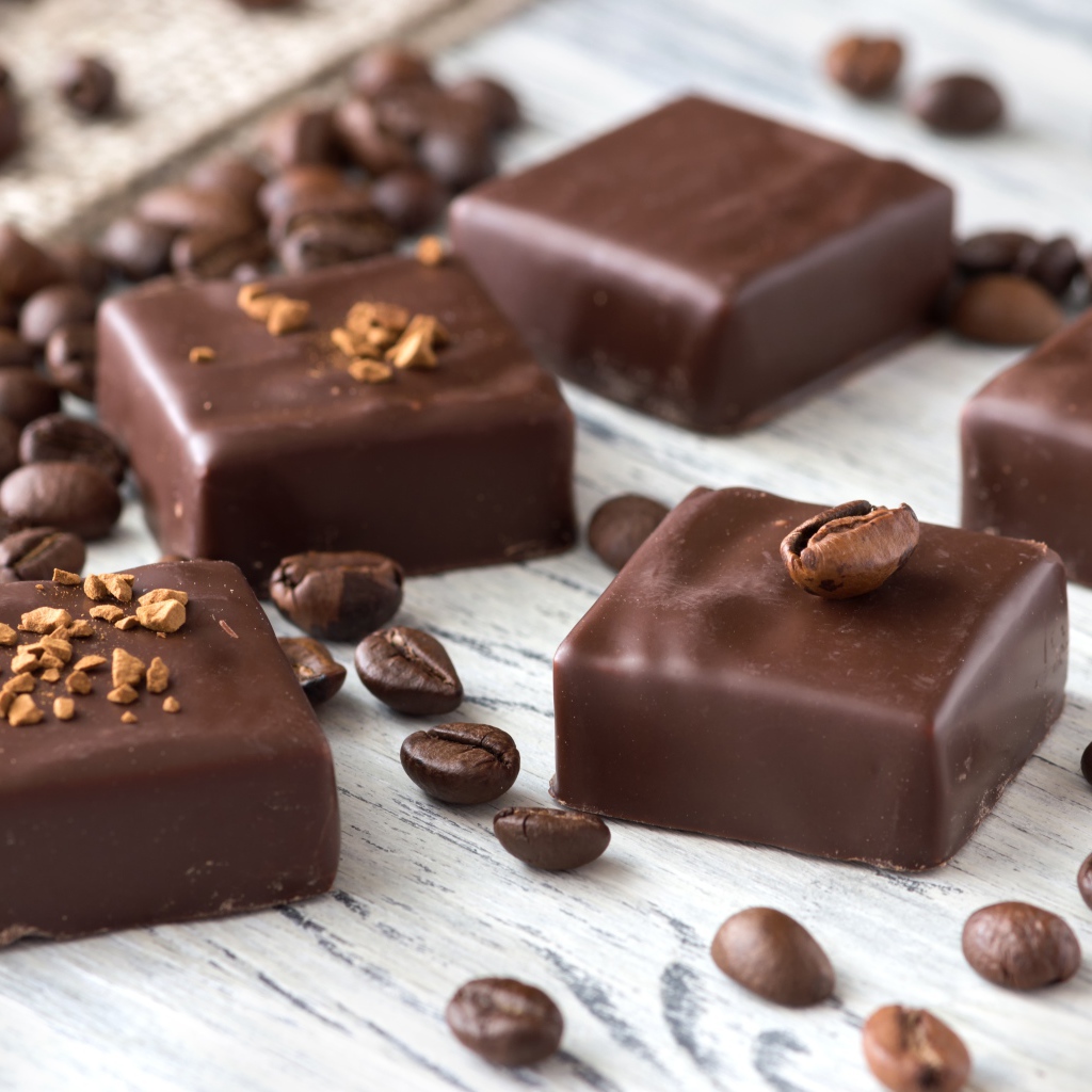 Квадратные шоколадные конфеты с кофейными зернами