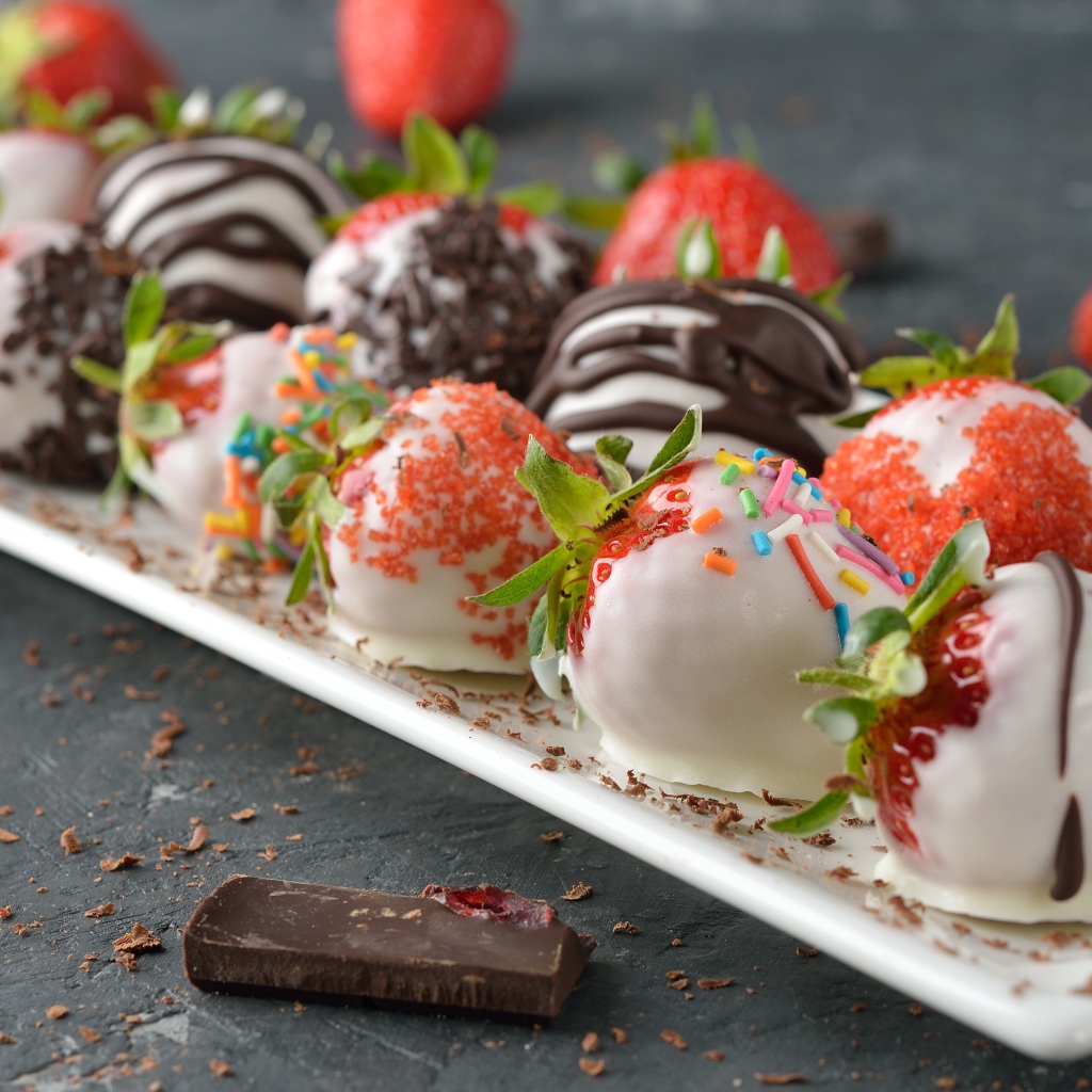 Клубника в белом и черном шоколаде