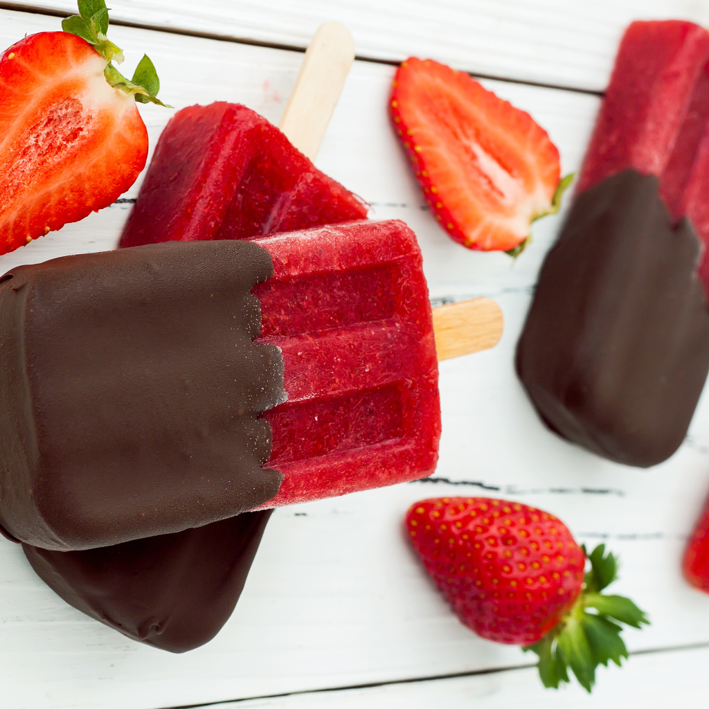 Клубничное мороженое с шоколадом и свежими ягодами