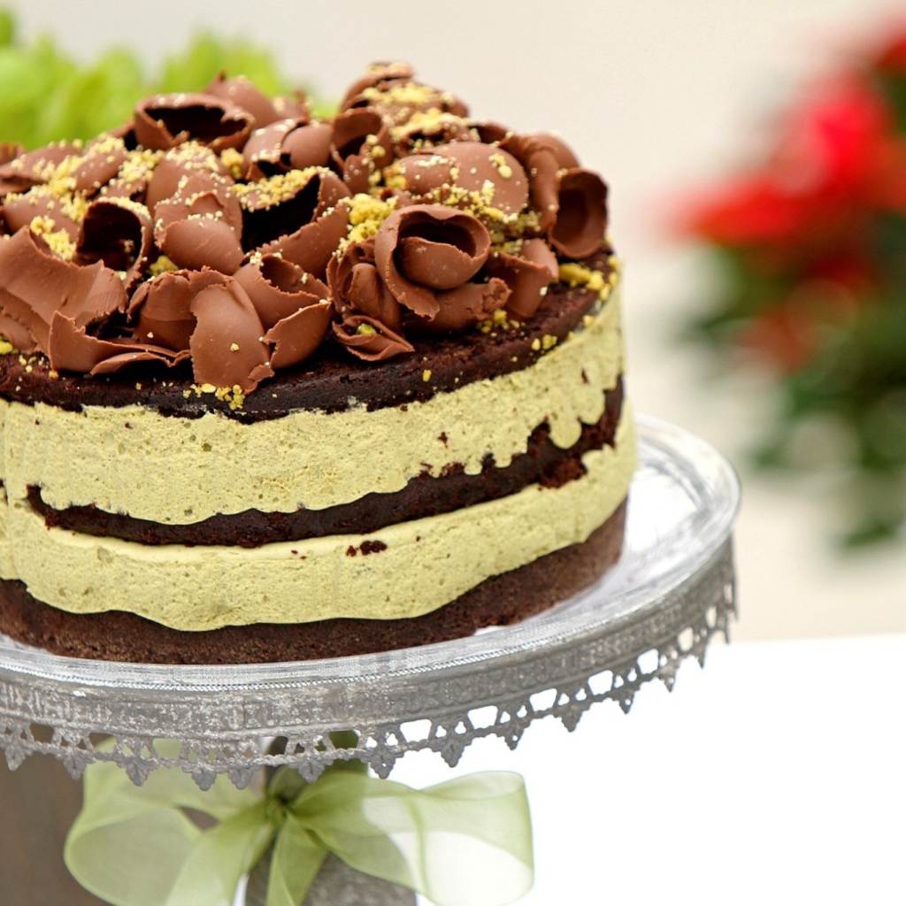 Сладкий торт с кремом и шоколадной стружкой