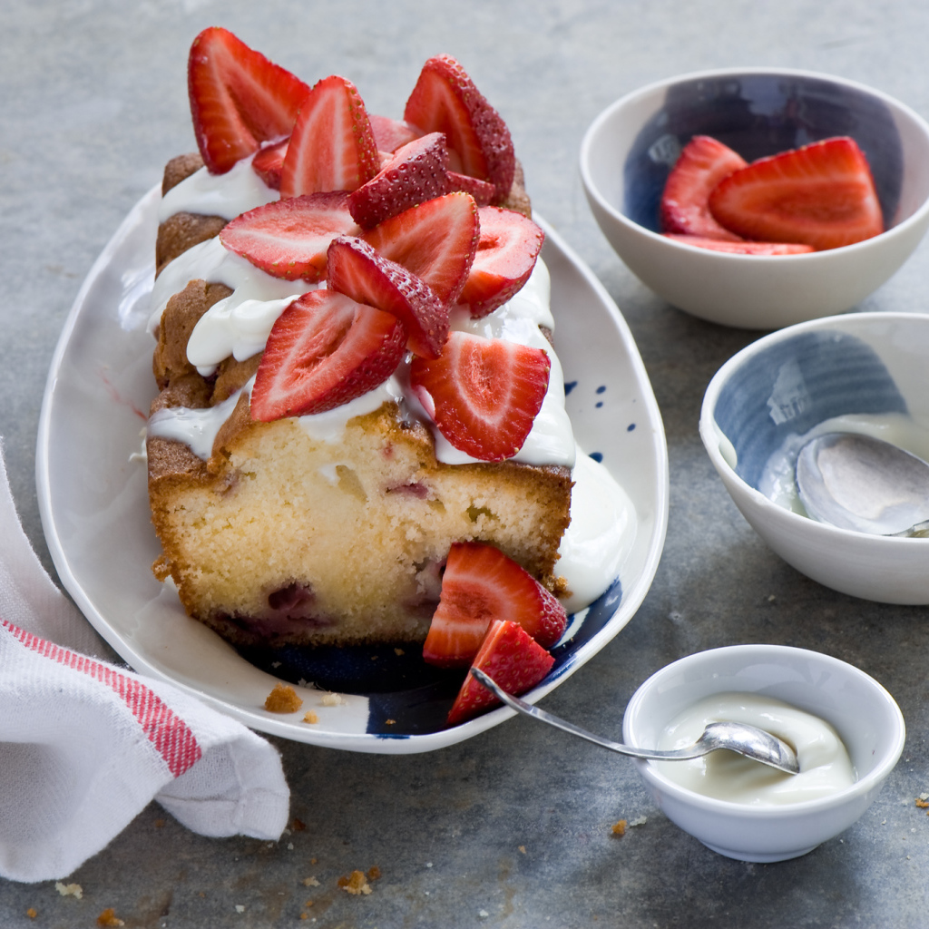 Сладкий кекс со свежей клубникой и сливками 