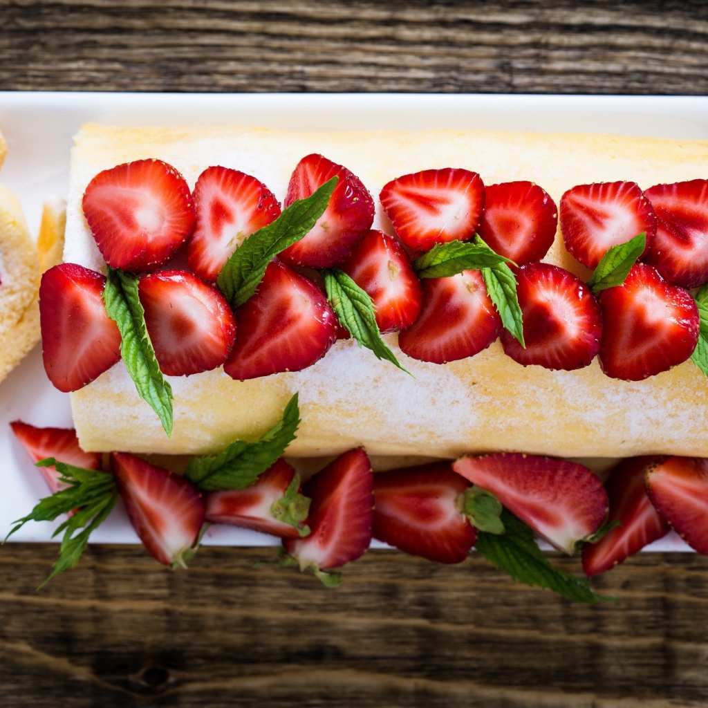 Сладкий сливочный рулет со свежей клубникой 