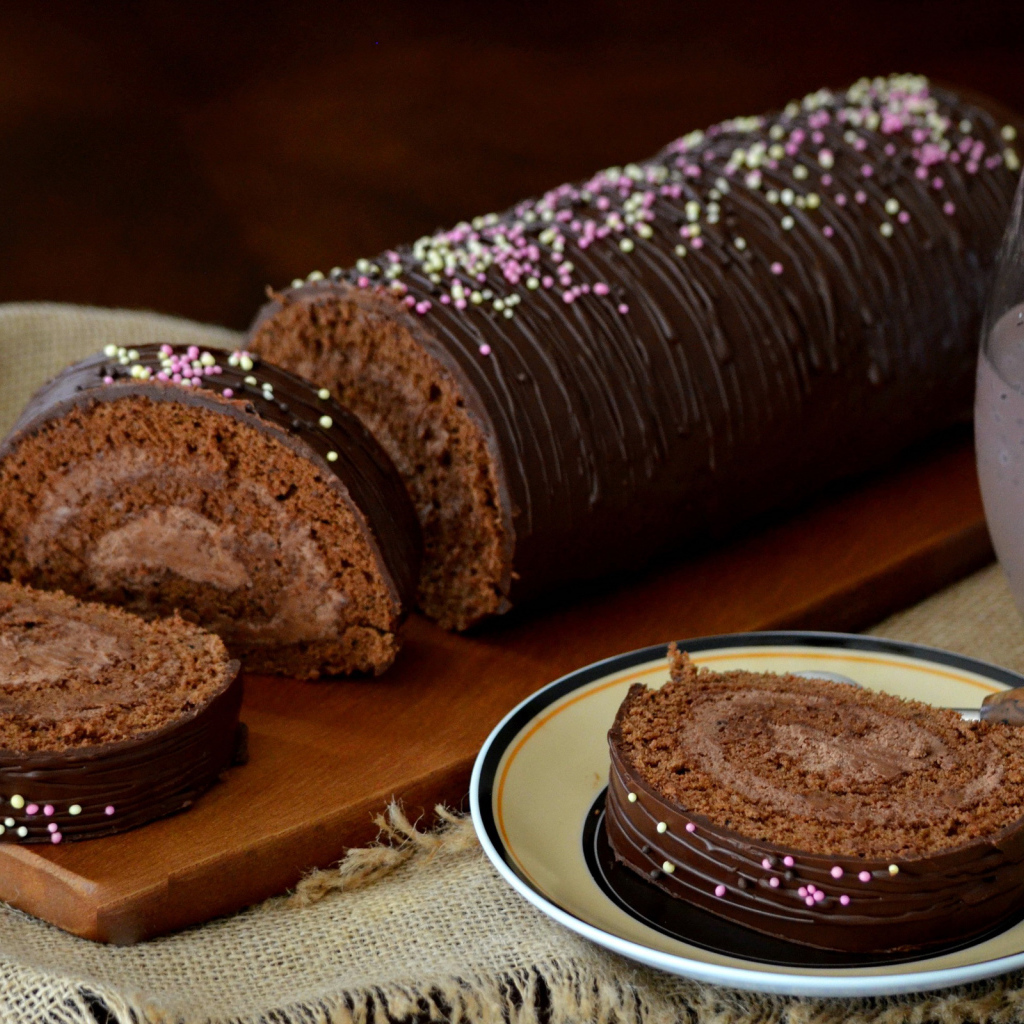 Сладкий рулет в шоколаде с шоколадным кремом